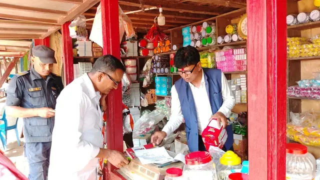 चौकुने गाउँपालिका ४ बिजौराको जगन्नाथ बजार अनुगमन, म्याद नाघेका तथा अखाद्य वस्तु नष्ट